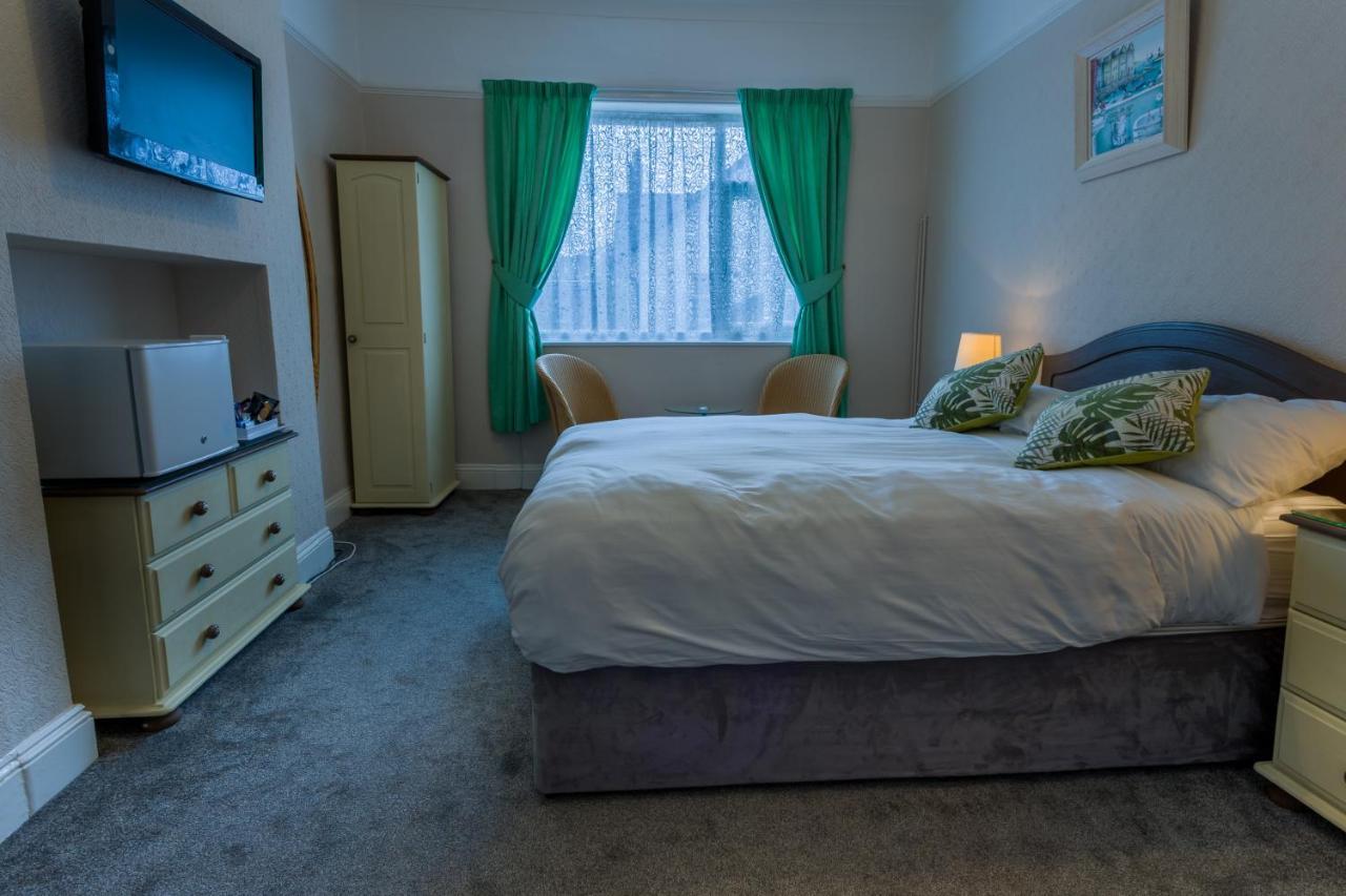 Relax At Rosscourt Guest House-Free On Site Parking (Adults Only)