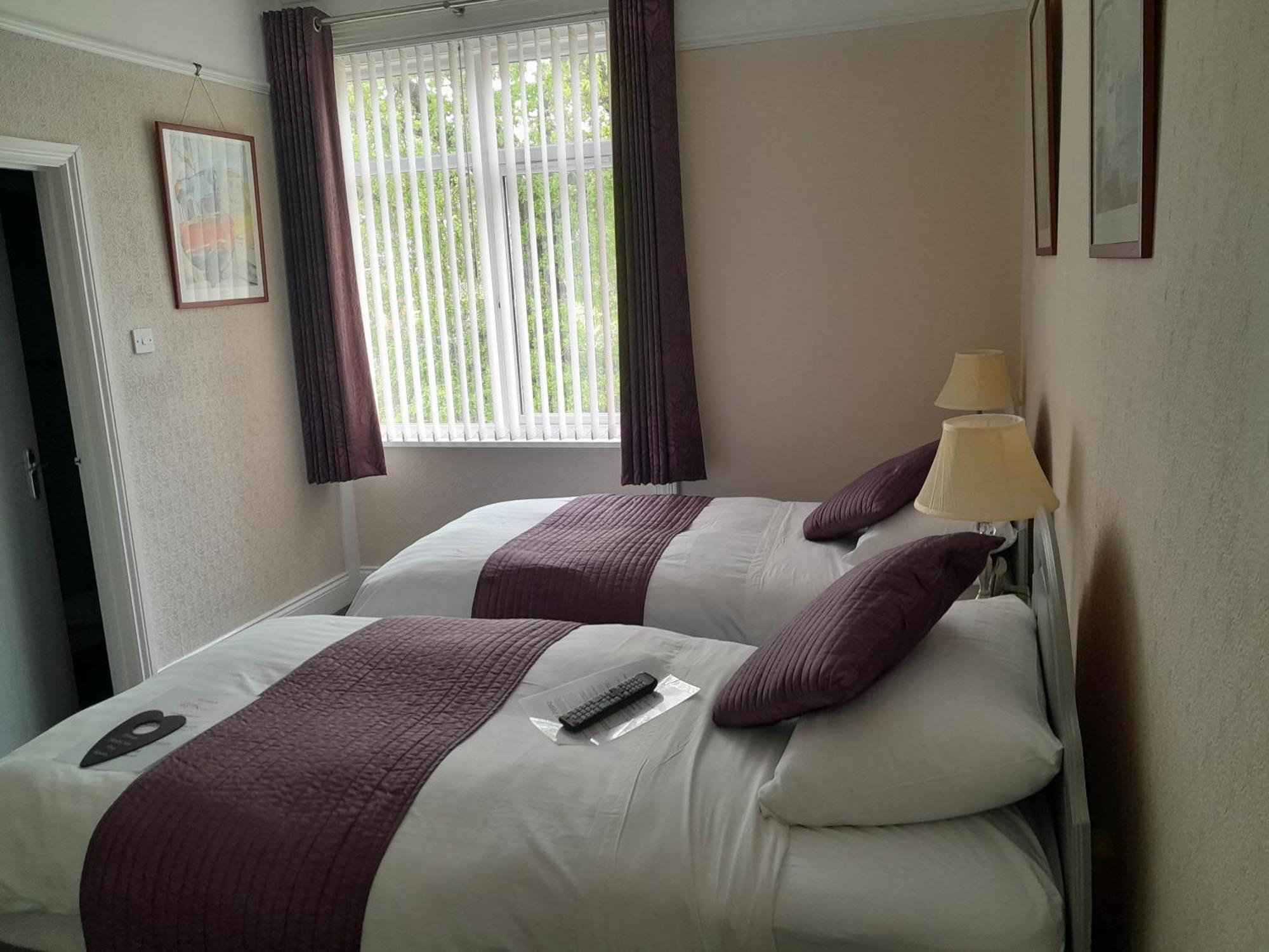 Relax At Rosscourt Guest House-Free On Site Parking (Adults Only)