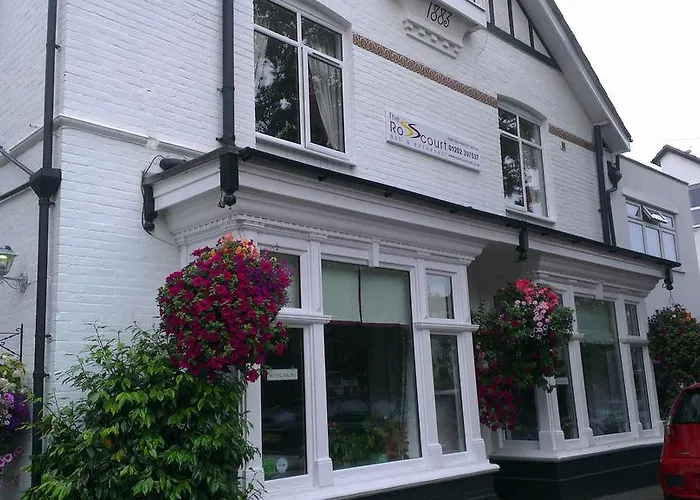 Relax At Rosscourt Guest House-Free On Site Parking (Adults Only)