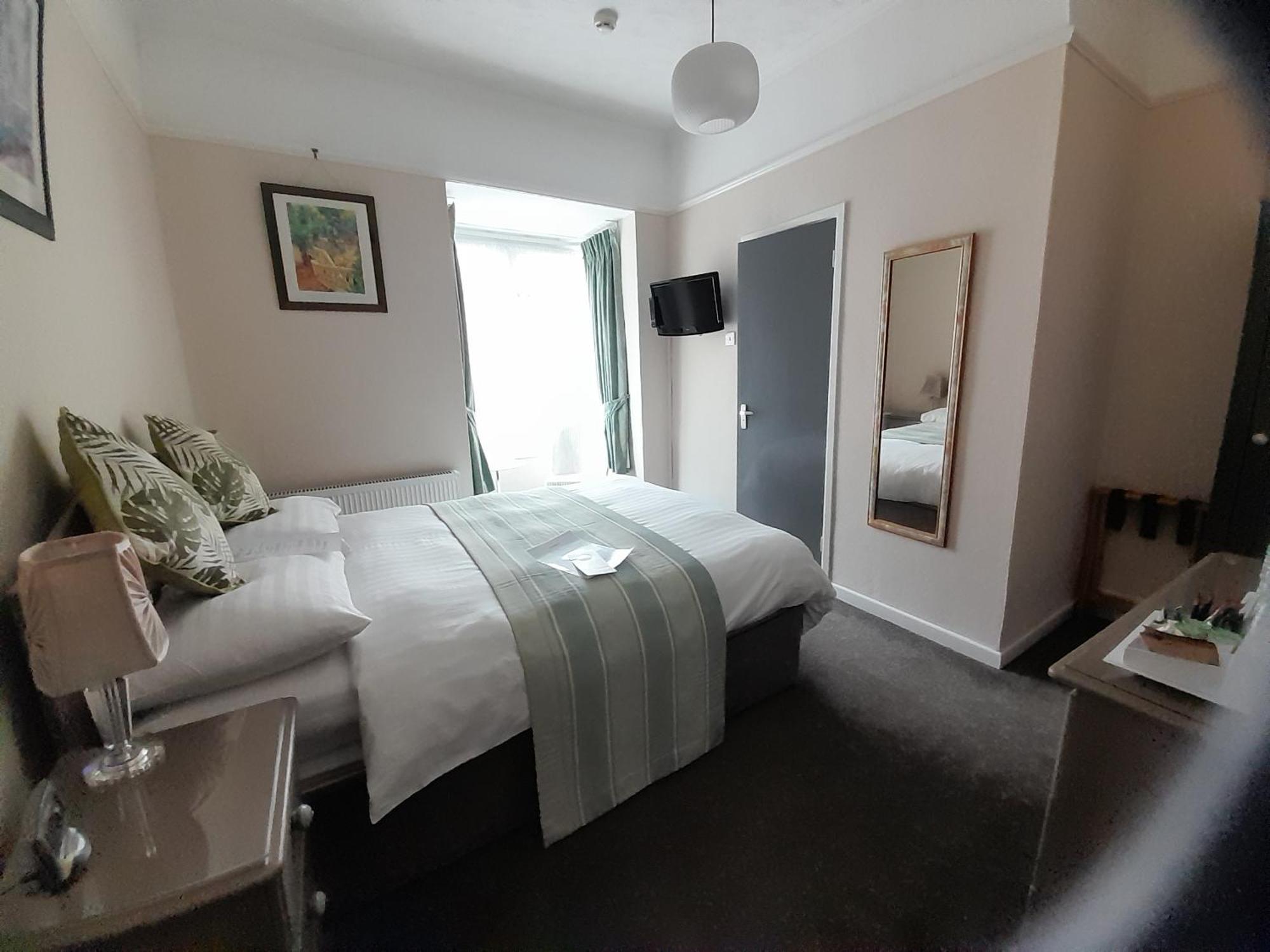 Relax At Rosscourt Guest House-Free On Site Parking (Adults Only) Гостевой дом Борнмут