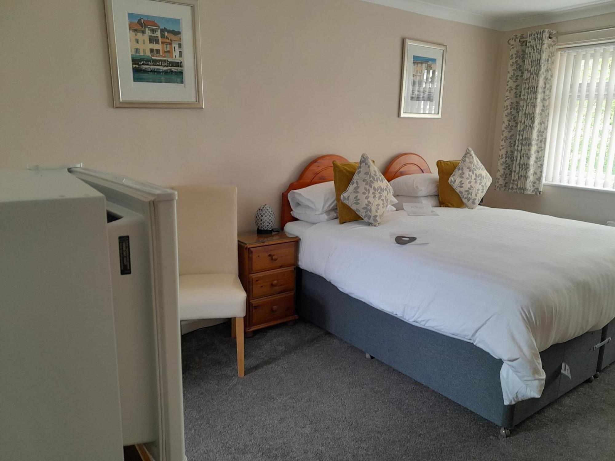 Relax At Rosscourt Guest House-Free On Site Parking (Adults Only)