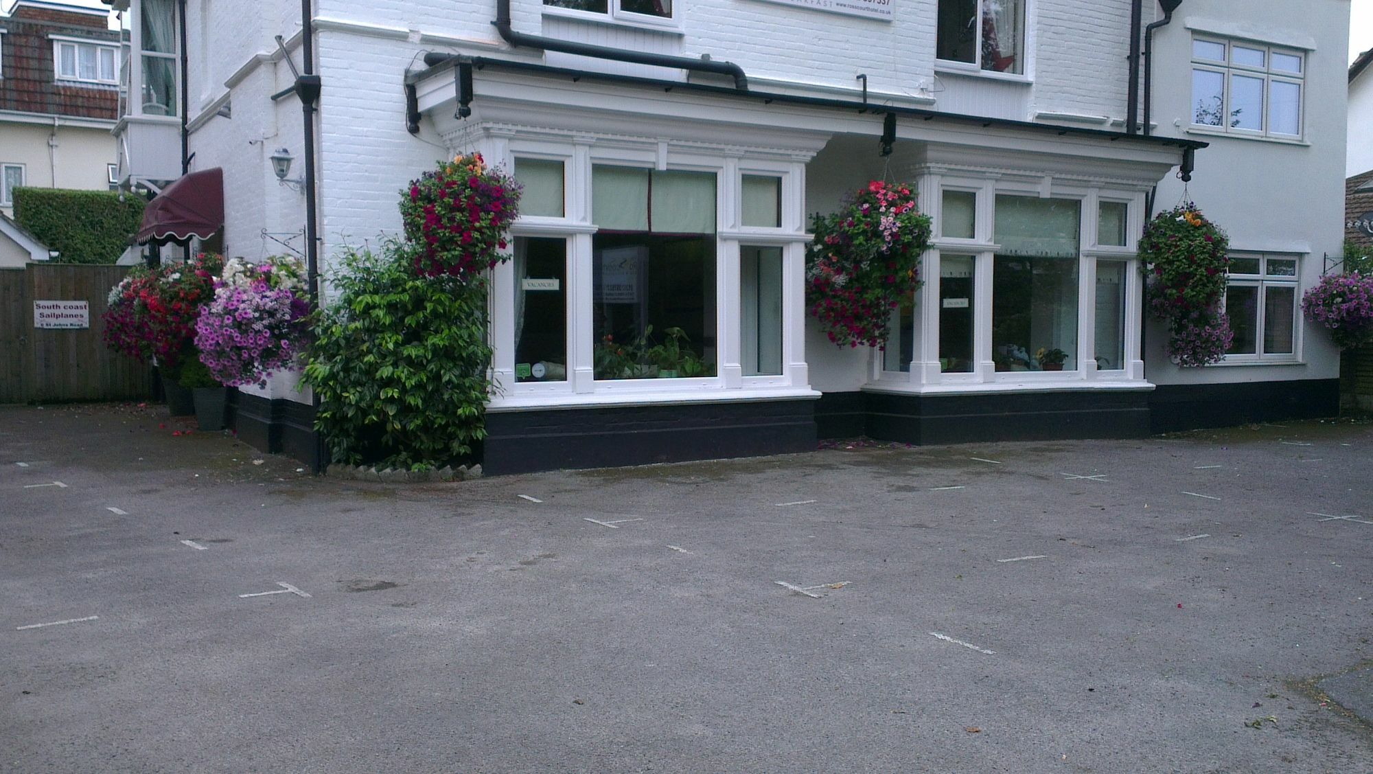 Relax At Rosscourt Guest House-Free On Site Parking (Adults Only)